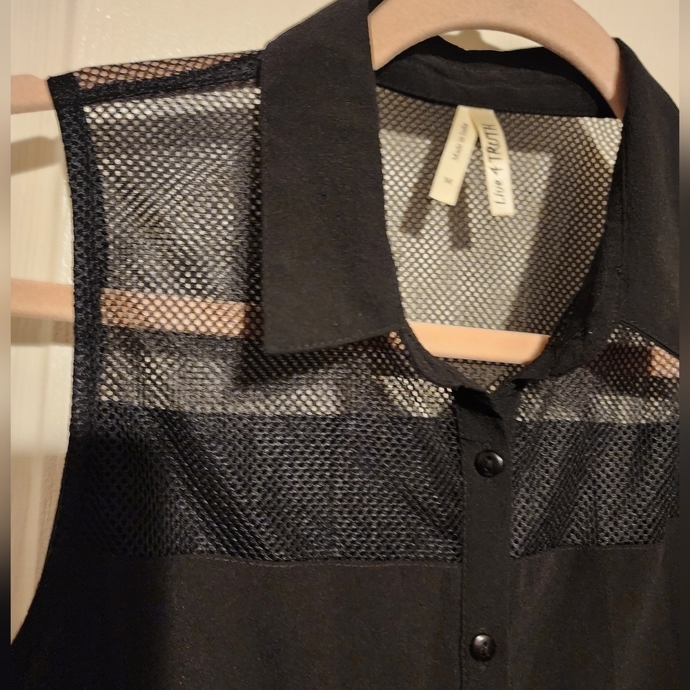 Live 4 Truth Black Sleeveless Button Up Top With Mesh Panels Size M - Picture 5 of 6